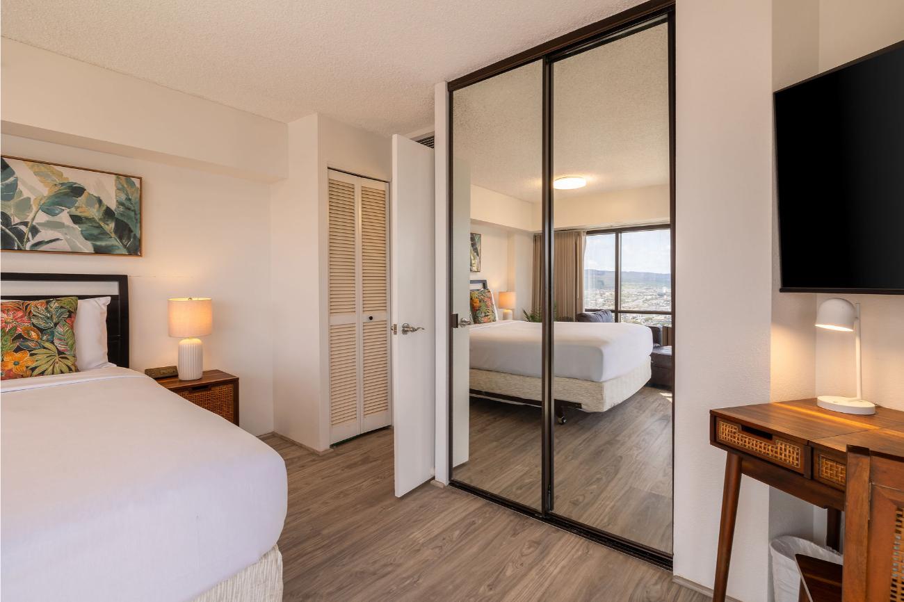 1300x866-bishop-suites-1ov-living-04