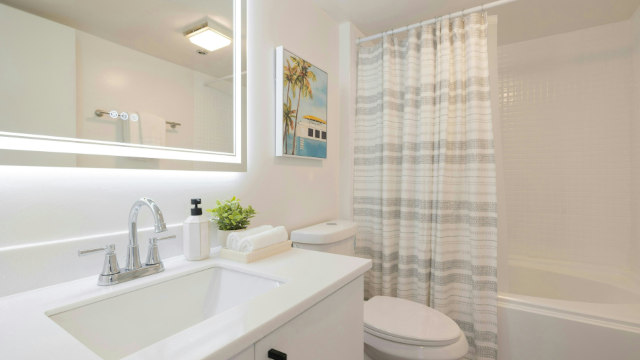 Bathroom in Bishop Suites with tub/shower combo